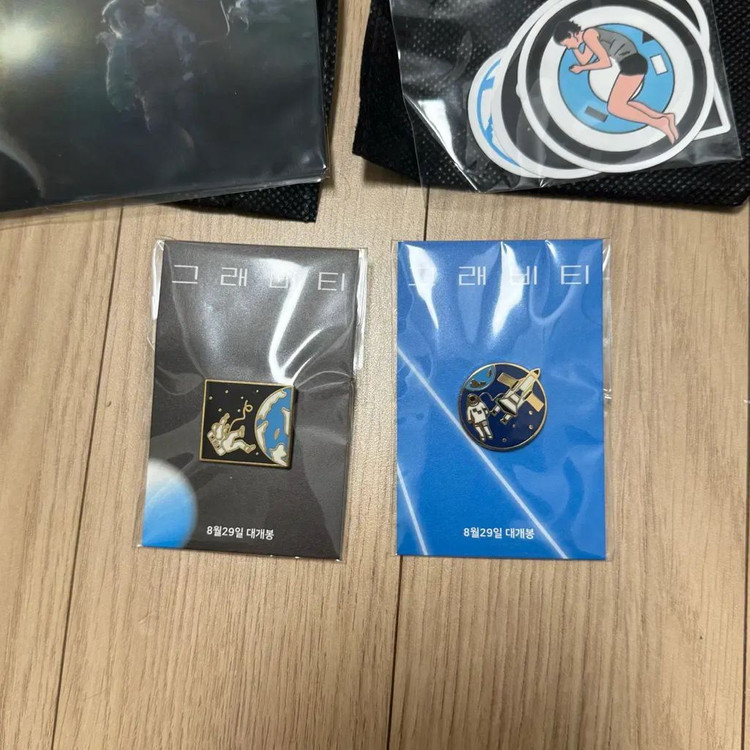 그래비티 뱃지 아이맥스 4DX 패키지 소시민 포스터스페셜티켓아트카드오티 이미지