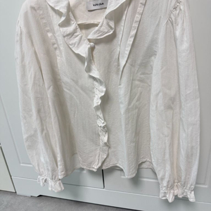 구호플러스 러플 블라우스