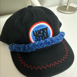 럭키슈에트 폼폼 스냅백