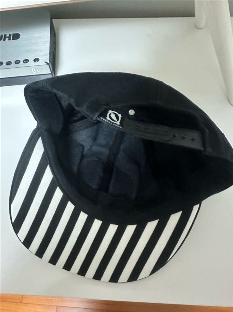 럭키슈에트 폼폼 스냅백--2