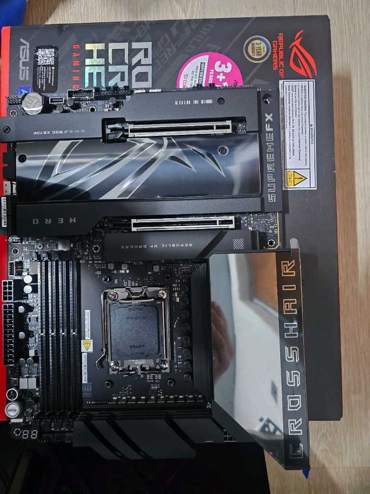 ASUS ROG CROSSHAIR X870E HERO 메인보드입니다--1