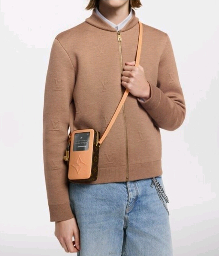 루이비통 뮤직플레이어 키 홀더 그리고 웨어러블 월릿 이미지