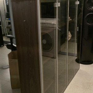 모던한 유리 장식장 1개 8만원에 팝니다.