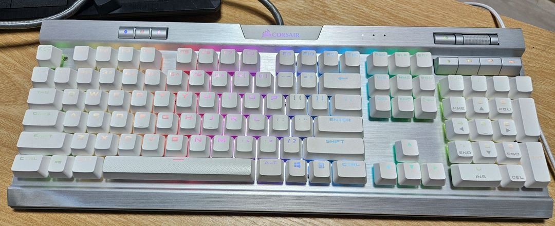 커세어 K70 Mk.2 SE 화이트 은축 게이밍키보드--3