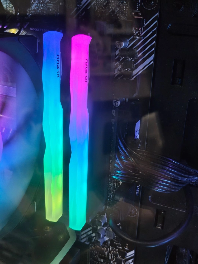 ESSENCORE KLEVV DDR4-3200 CL16 CRAS X RGB 패키지(8GBx2) - 안심되는 중고거래