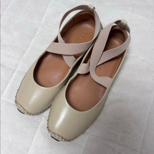 새상품급) 쿠에른 발레리나 슈즈 240 베이지