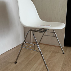 허먼밀러 임스체어 플라스틱 화이트 이미지