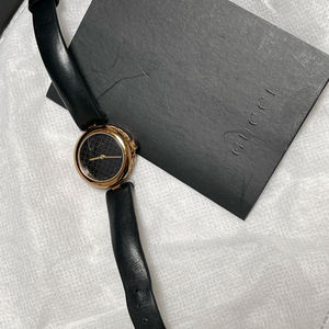 [구찌] 디아망티시마 쿼츠 가죽 스트랩 손목 시계