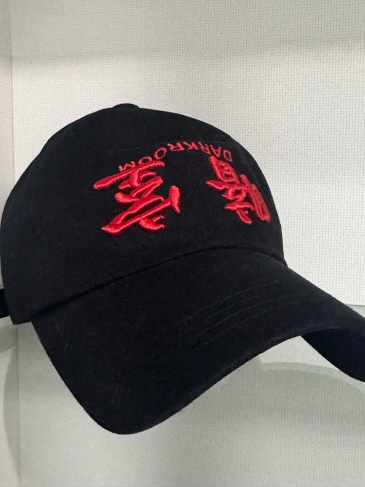 다크룸 x 크림 한정판 업사이드다운 레드볼캡--1