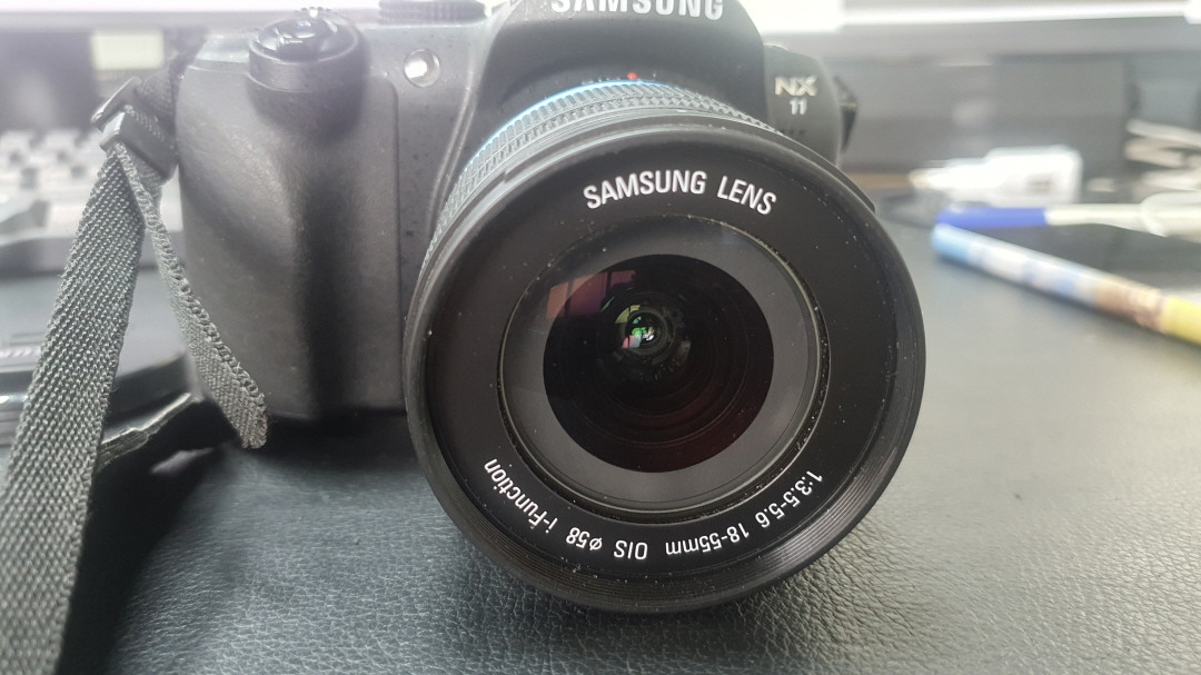 삼성 미러리스 중급기 NX11 18-55mm 번들렌즈 정품배터리 2개--2
