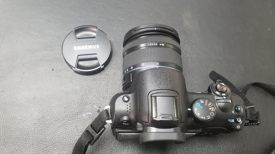 삼성 미러리스 중급기 NX11 18-55mm 번들렌즈 정품배터리 2개--1