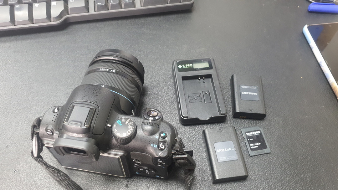 삼성 미러리스 중급기 NX11 18-55mm 번들렌즈 정품배터리 2개--3