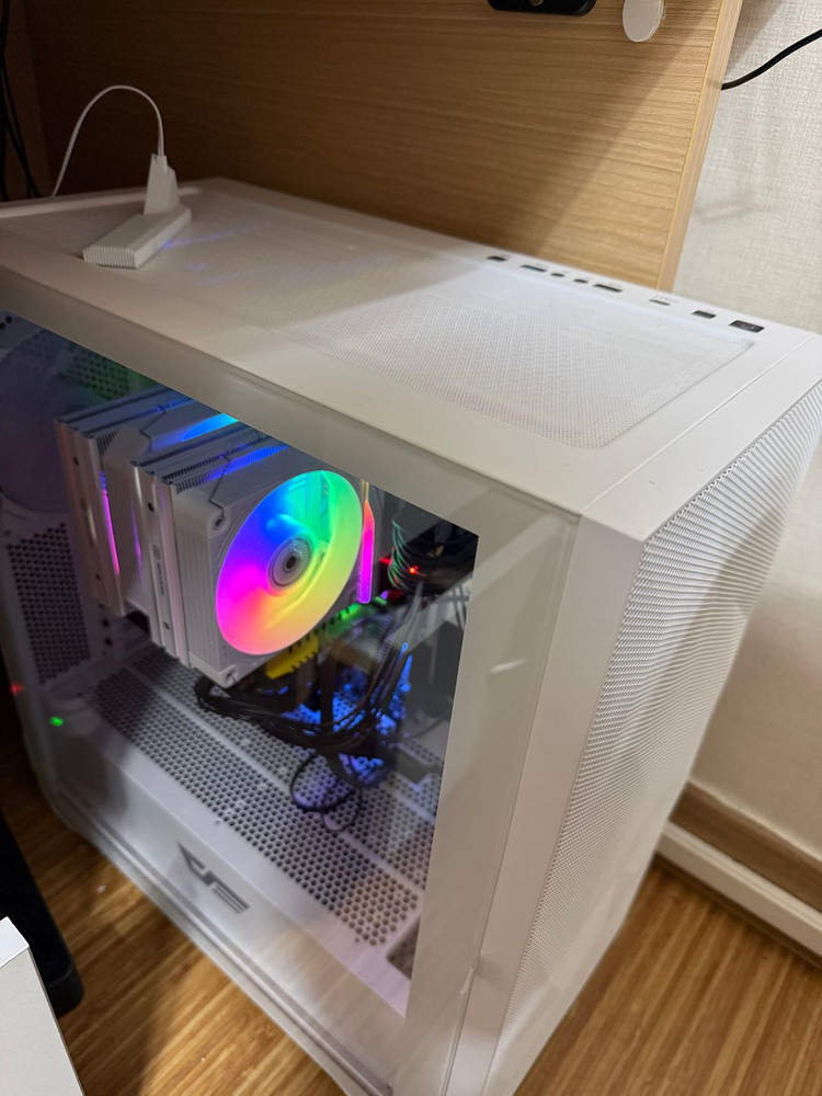 희귀매물! 하이엔드 화이트 감성 본체 (지스킬 CL28램/2TB SSD/정품 윈도우)--0