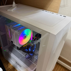 희귀매물! 하이엔드 화이트 감성 본체 (지스킬 CL28램/2TB SSD/정품 윈도우)