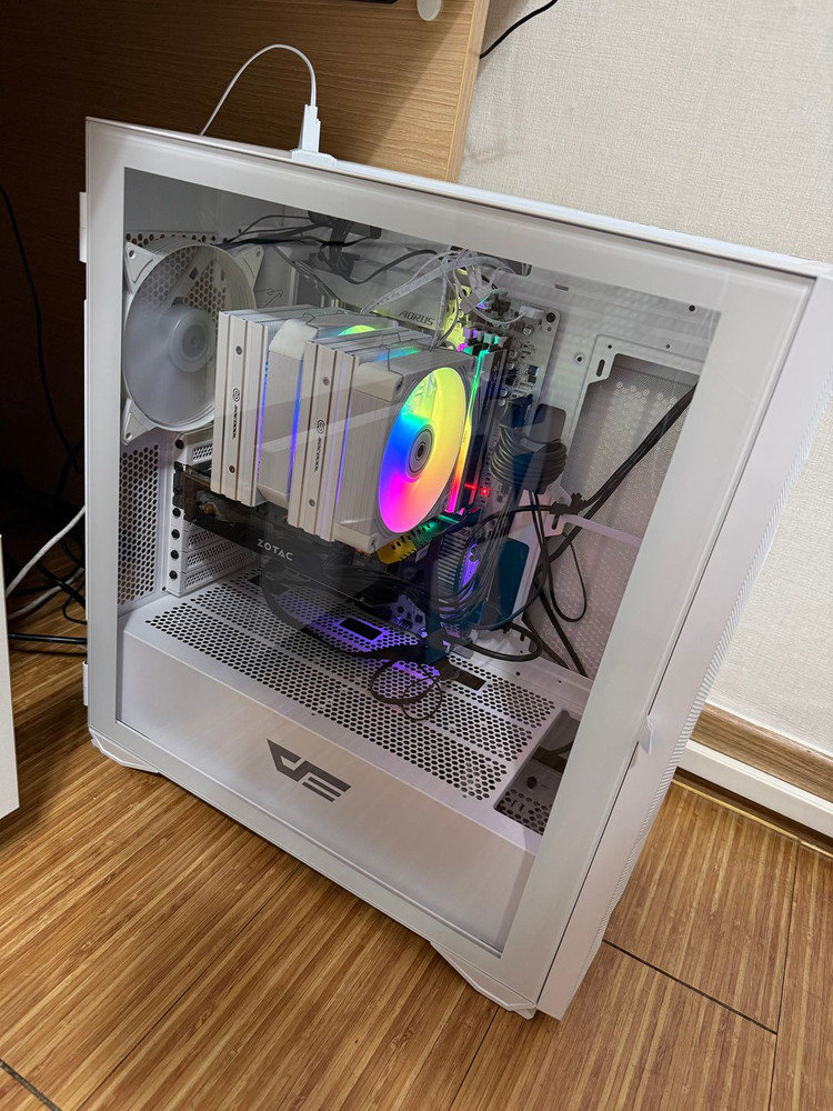 희귀매물! 하이엔드 화이트 감성 본체 (지스킬 CL28램/2TB SSD/정품 윈도우)--1