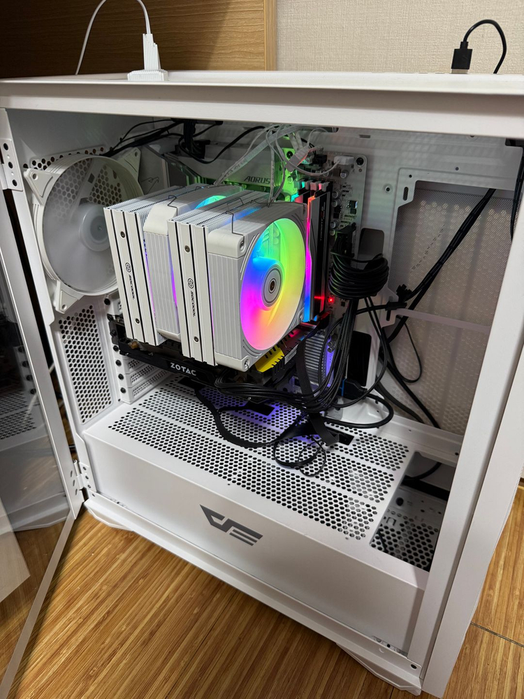 희귀매물! 하이엔드 화이트 감성 본체 (지스킬 CL28램/2TB SSD/정품 윈도우)--2