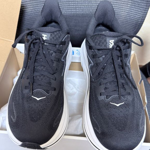 호카 클리프톤 10 와이드 검흰 270