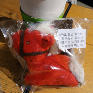 투썸 포니 키링 겸 컵홀더.레드포니