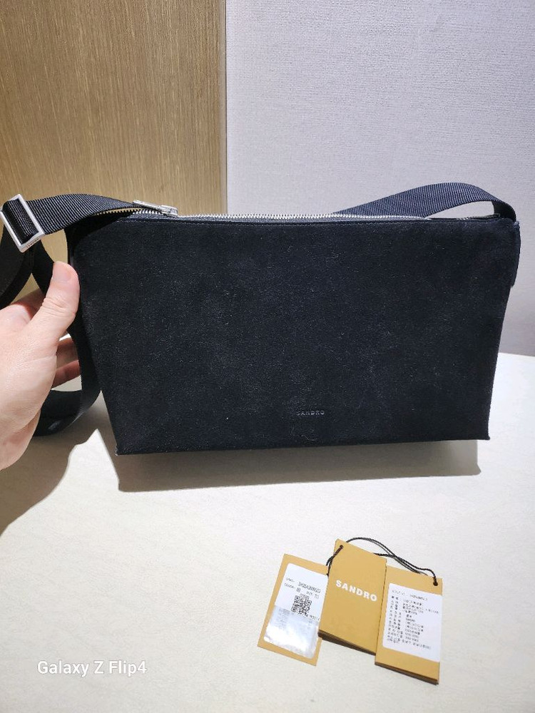 (급처가)산드로옴므 25FW 신상 송아지 스웨이드 크로스백 (미개봉품)--1