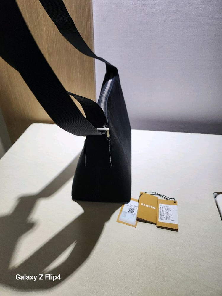 (급처가)산드로옴므 25FW 신상 송아지 스웨이드 크로스백 (미개봉품)--2