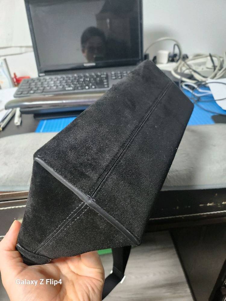 (급처가)산드로옴므 25FW 신상 송아지 스웨이드 크로스백 (미개봉품)--3