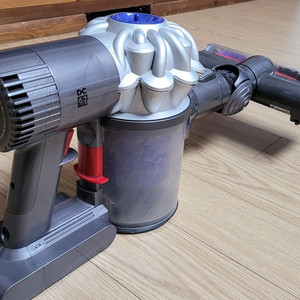 깨끗하게 세척한 다이슨 V6 무선 청소기 본체와 헤드(7분 연속작동) - 개발 판매 가능