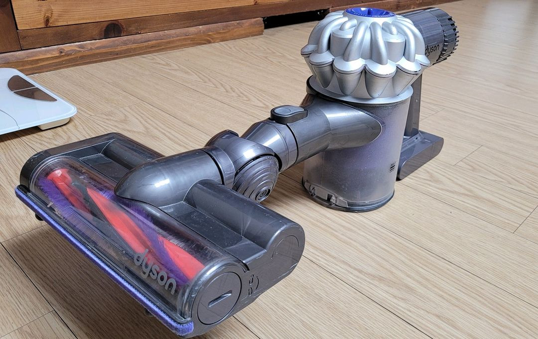 깨끗하게 세척한 다이슨 V6 무선 청소기 본체와 헤드(7분 연속작동) - 개발 판매 가능--1