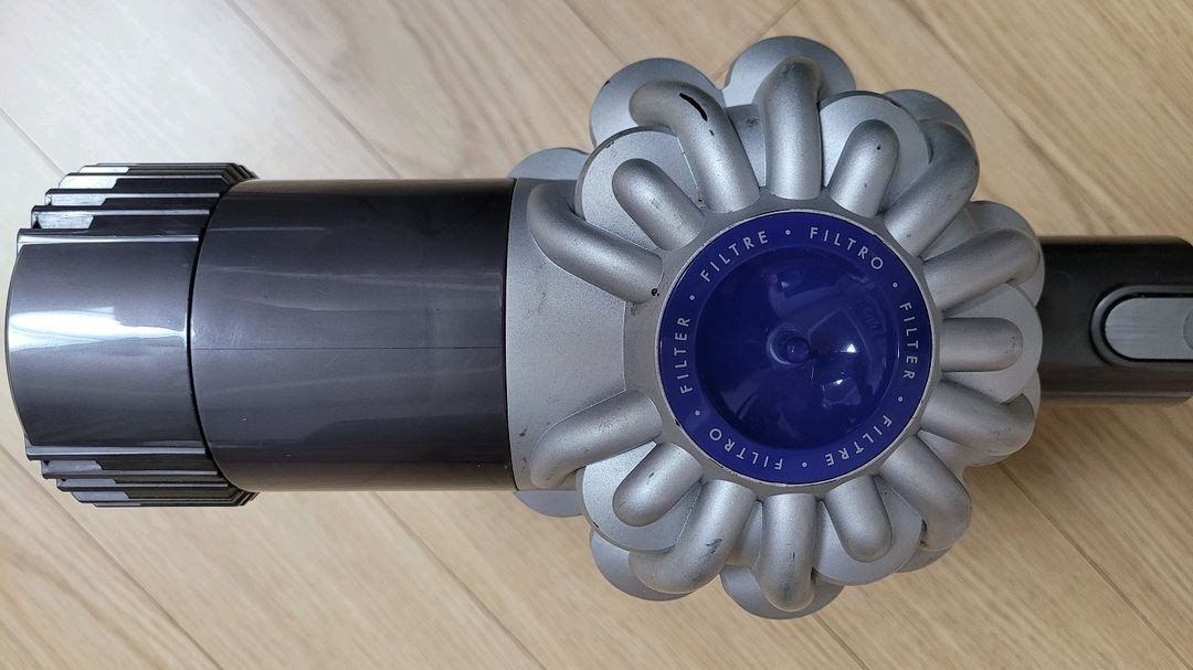 깨끗하게 세척한 다이슨 V6 무선 청소기 본체와 헤드(7분 연속작동) - 개발 판매 가능--2