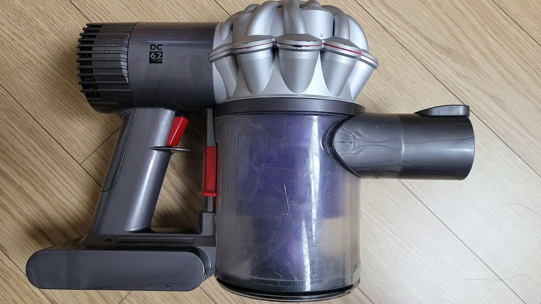 깨끗하게 세척한 다이슨 V6 무선 청소기 본체와 헤드(7분 연속작동) - 개발 판매 가능--4
