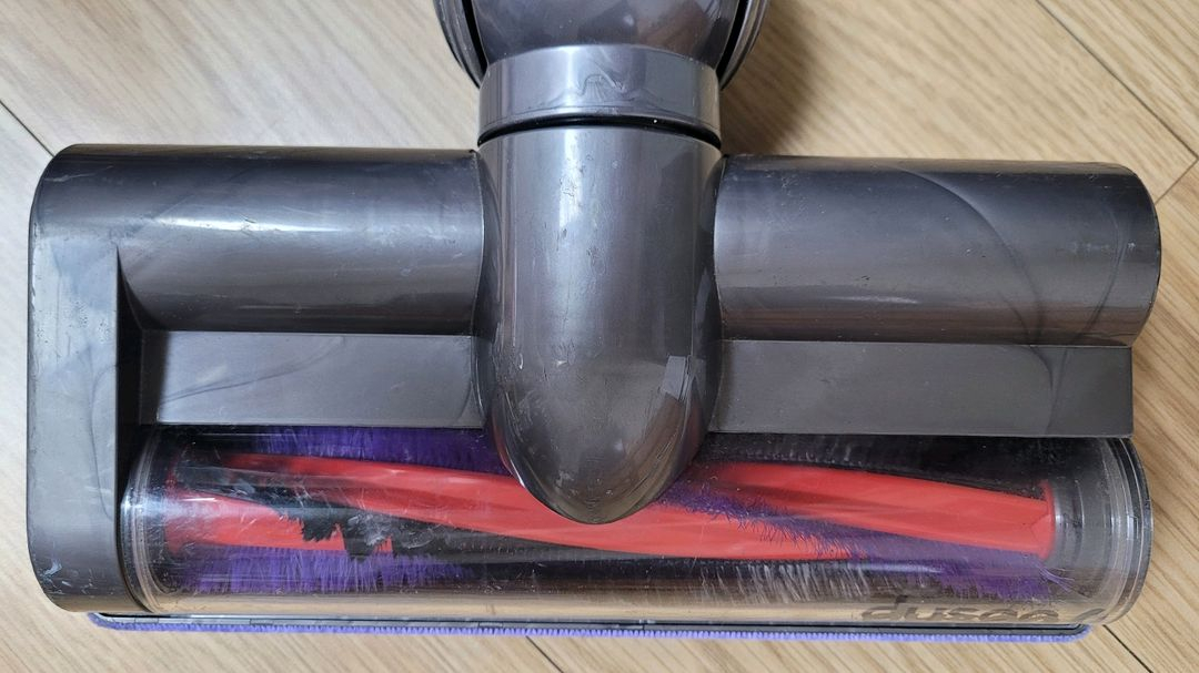 깨끗하게 세척한 다이슨 V6 무선 청소기 본체와 헤드(7분 연속작동) - 개발 판매 가능--5