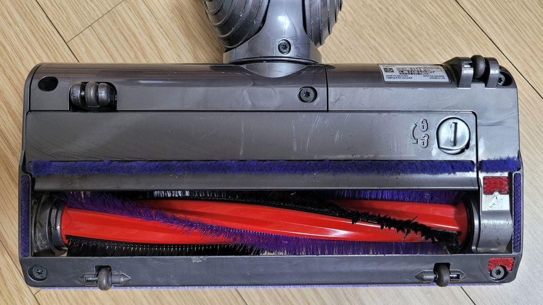 깨끗하게 세척한 다이슨 V6 무선 청소기 본체와 헤드(7분 연속작동) - 개발 판매 가능--6