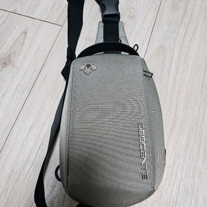 데상트 스포츠베이직 슬링백 2만에 팝니다.