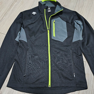 데상트 트레이닝 져지 집업 (블랙) 3만에 팝니다.