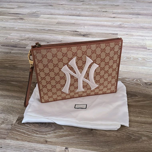 구찌 클러치 파우치크로스백프라다루이비통디올셀린느생로랑샤넬버버리에르메스테수토호보백팩명품가방뉴욕패딩