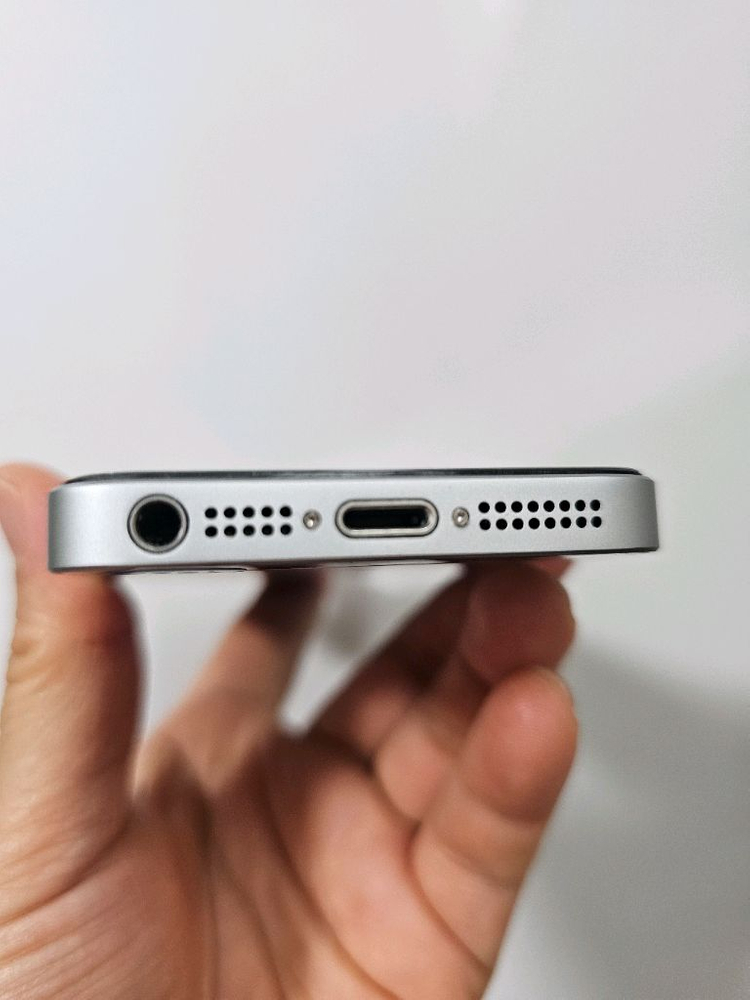 C1. 아이폰 se1 128기가--1