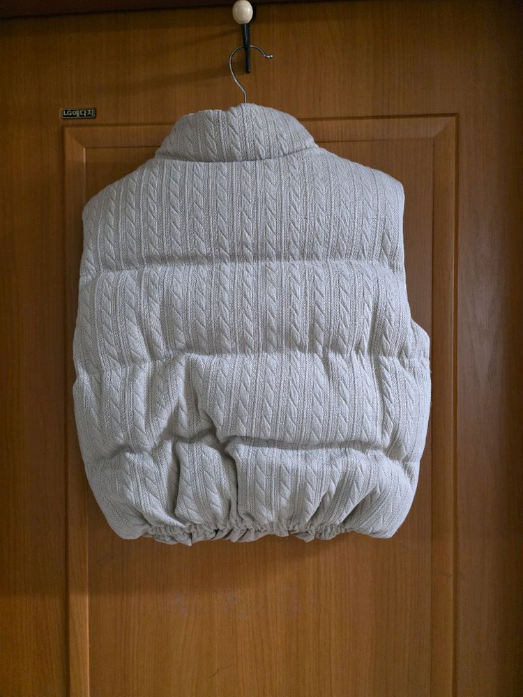 (새상품) 웰론 헤링본 니트 재질 베이지 패딩조끼(따뜻해요)--3