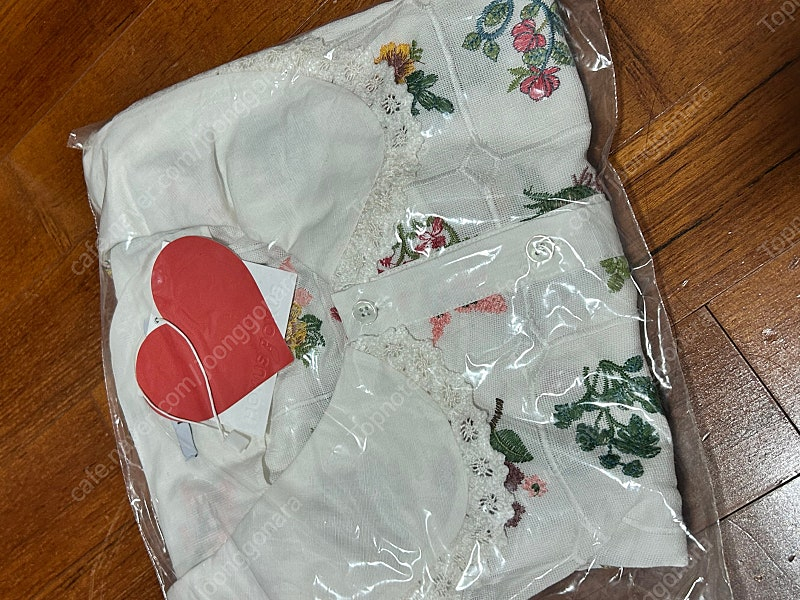 호쿠스포쿠스 보타니컬 정채연 블라우스--1