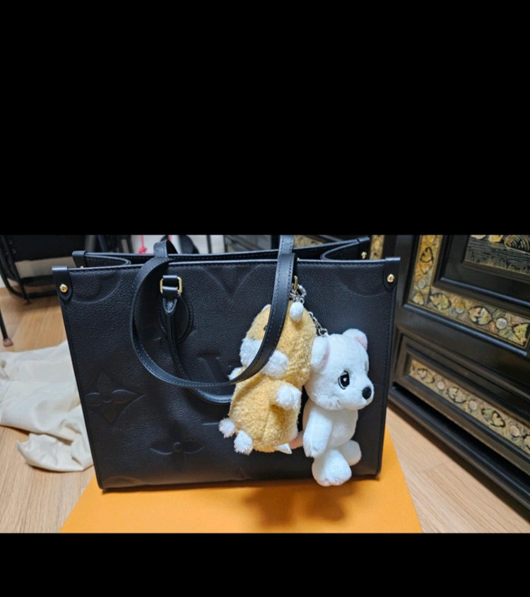 루이비통 온더고 MM 토트백이에요색상은 앙프렝뜨 블랙 거의 새상품가방이에요--3