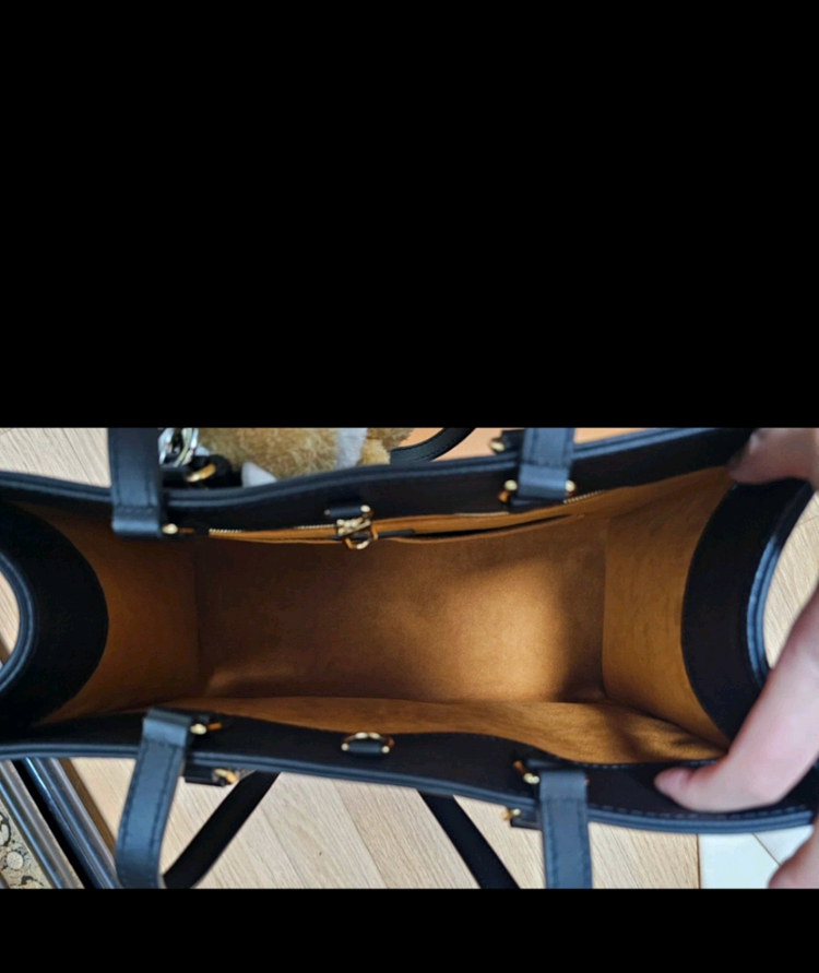 루이비통 온더고 MM 토트백이에요색상은 앙프렝뜨 블랙 거의 새상품가방이에요--4