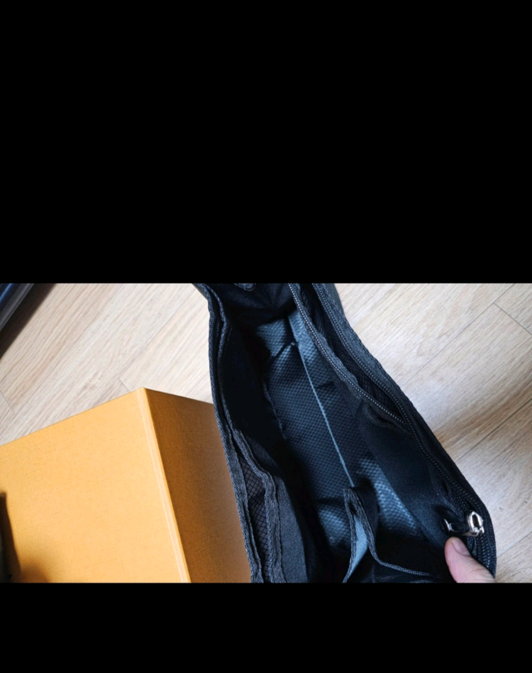 루이비통 온더고 MM 토트백이에요색상은 앙프렝뜨 블랙 거의 새상품가방이에요--5