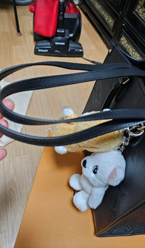 루이비통 온더고 MM 토트백이에요색상은 앙프렝뜨 블랙 거의 새상품가방이에요--6