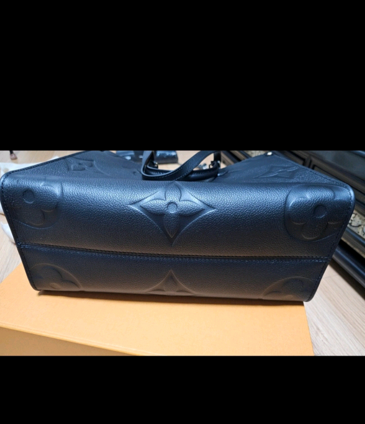 루이비통 온더고 MM 토트백이에요색상은 앙프렝뜨 블랙 거의 새상품가방이에요--7