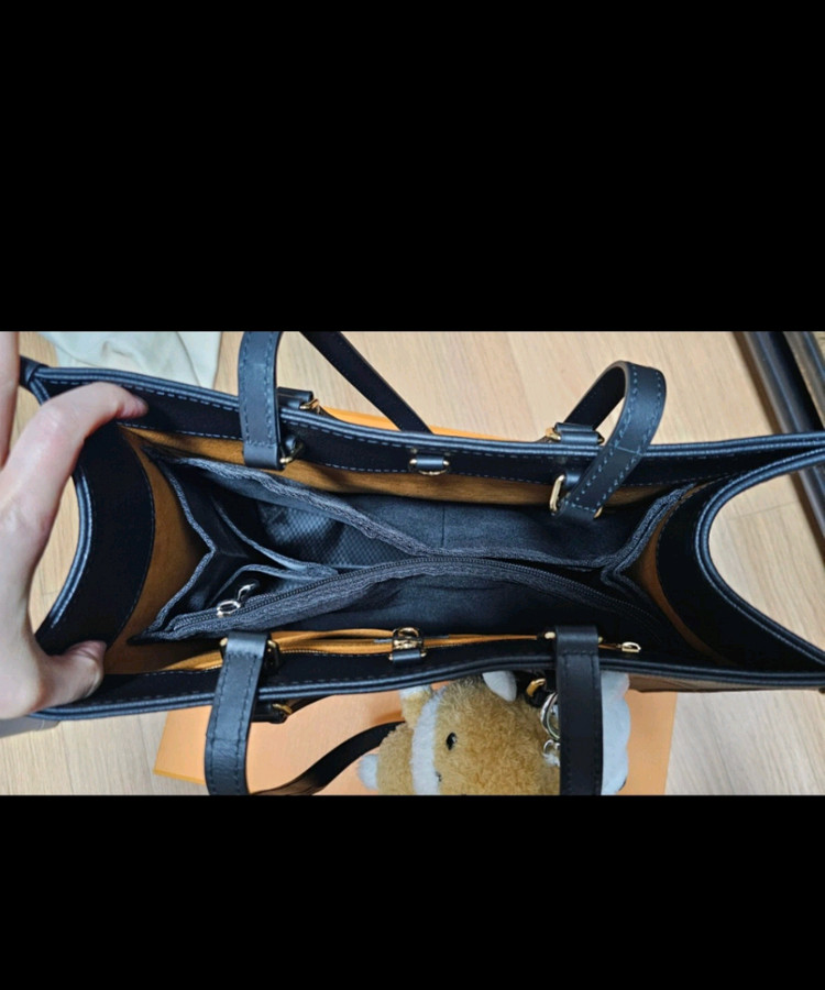 루이비통 온더고 MM 토트백이에요색상은 앙프렝뜨 블랙 거의 새상품가방이에요--8