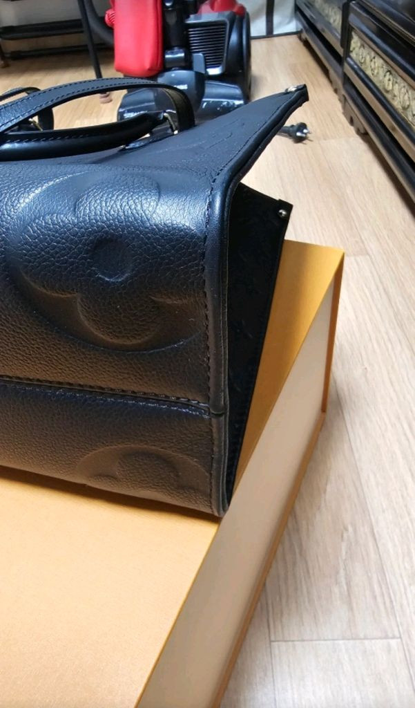 루이비통 온더고 MM 토트백이에요색상은 앙프렝뜨 블랙 거의 새상품가방이에요--9