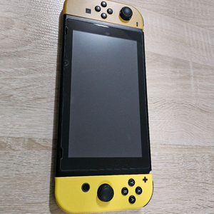 닌텐도 스위치 피카츄에디션 본체와 조이콘