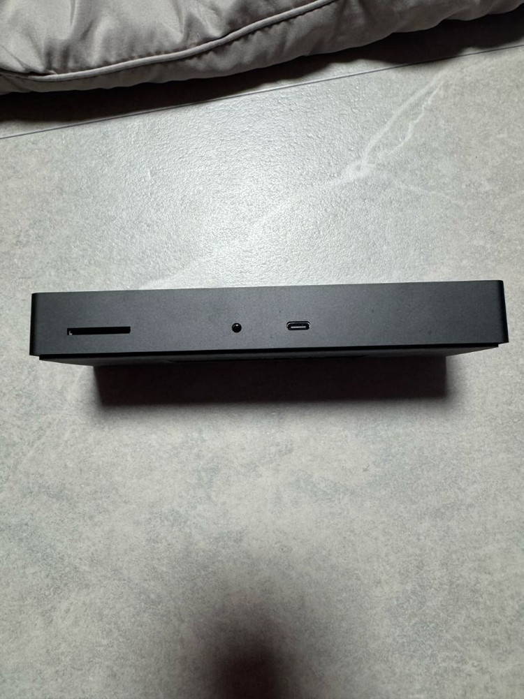 레이저 썬더볼트4 Dock Chroma도킹스테이션--2