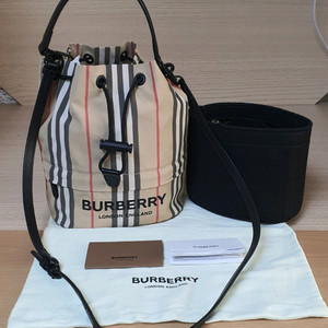 버버리 포이베 크로스백/버킷백 새상품급 정품(감정O)구찌프라다루이비통디올고야드샤넬셀린느보테가생로랑발렌시아가버버리가방