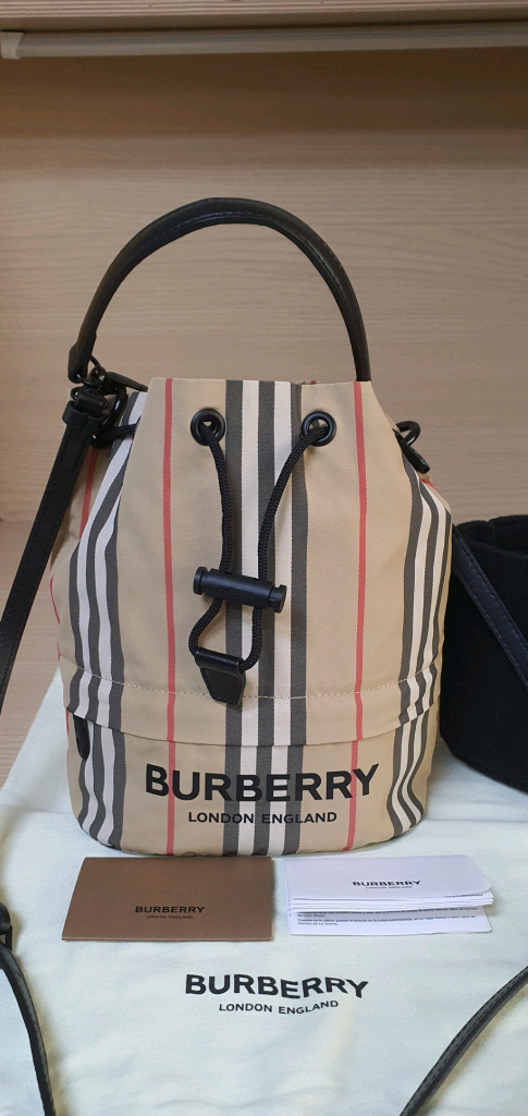 버버리 포이베 크로스백/버킷백 새상품급 정품(감정O)구찌프라다루이비통디올고야드샤넬셀린느보테가생로랑발렌시아가버버리가방--1