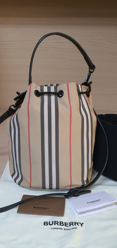 버버리 포이베 크로스백/버킷백 새상품급 정품(감정O)구찌프라다루이비통디올고야드샤넬셀린느보테가생로랑발렌시아가버버리가방--2