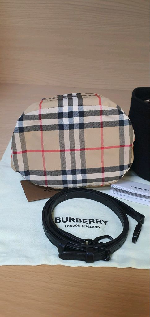 버버리 포이베 크로스백/버킷백 새상품급 정품(감정O)구찌프라다루이비통디올고야드샤넬셀린느보테가생로랑발렌시아가버버리가방--7